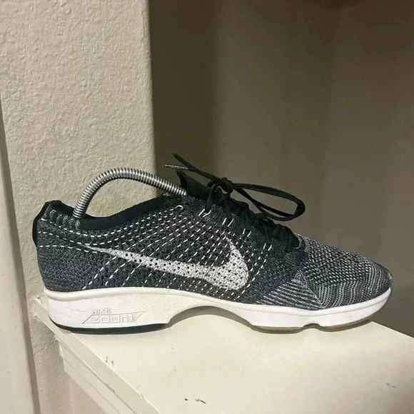 Nike Women’s Flyknit Black white 698616-0015 Size 11 Running Training sneakers - Picture 5 of 9